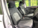 運転席まわりには十分なスペースがあり、大柄な方でもゆったり運転していただける環境です。