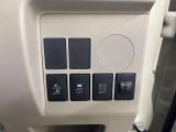 【アイドリングストップ】赤信号や渋滞で停車した際にエンジンを停止し、無駄な燃料の消費を抑えます。燃費向上や環境保護につなげる機能♪エンジンはブレーキを離せば再始動します。