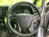 握りやすい形状のステアリングは、運転操作をスムーズに行えます。オーディオ操作など便利な機能も搭載。快適なドライブをサポートします。
