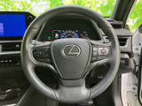 握りやすい形状で、操作性も抜群。運転中の姿勢をサポートし、快適なドライビングを実現します。手にフィットする感覚が心地よいですね。