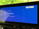 TV、ラジオ、Bluetooth、USBなど、多彩な音源に対応。長距離ドライブも飽きさせない充実のエンターテインメント機能です。