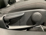 運転席にはドライバーの体型や好みに応じて前後方向だけでなく、高さの調整ができるシートリフターを装備!
