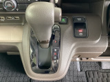 手に馴染むシフトノブで、操作がスムーズに。毎日のドライブがもっと楽しく快適になります。手元で操作ができる、電子制御パーキングブレーキ。