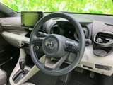 握りやすいステアリングは、操作性を高め、快適な運転をサポート。スムーズなハンドリングで、運転の楽しさを味わえます。小径タイプでスポーティな印象。