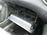 助手席前には車検証の収納に便利なグローブBOXが備わっています。