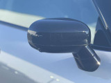 MINIの電動格納サイドミラーは、スイッチ操作でスムーズに開閉でき、狭い駐車場でも安心して扱えます。車体との一体感あるデザインで、利便性とスタイリングを両立した装備です。
