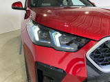 LEDヘッドライト 先進のLEDテクノロジーを採用。キセノンライトを上回るコントラストで明るく輝きます。夜間や悪天候時の日中でも優れた視野性を発揮し安全性と快適性を高めます。