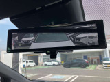 スマートルームミラー◆積載物などで、さえぎられがちなルームミラーの後方視界。車内状況に関わらず車両後方にあるカメラの映像をルームミラーに映し出します!もちろん夜や悪天降雨でもクリアな後方視界を確保!