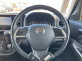 握りやすい形状のステアリングは、運転操作をスムーズにします。操作性も良く、長距離運転でも疲れにくい設計です。