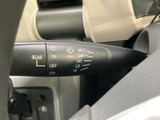 雨天時でもクリアな視界を確保できるワイパーレバー。運転状況に合わせて、最適な設定で快適な視界を保ちます。