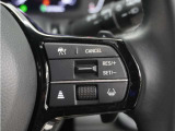 ◆アダプティブクルーズコントロール◆予め設定した車速内でクルマが自動的に加減速。前走車との適切な車間距離を維持しながら追従走行します。【LKAS】車線維持支援システムでステアリング操作を支援。