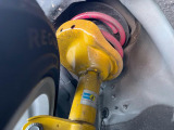 【ビルシュタイン製ダンパー】高速走行時の車両安定性を向上させてくれる人気の装備。街乗りの乗り心地も犠牲にせず、スポーティな走行をお楽しみいただけます♪