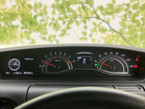 視認性の高いメーターで、運転に必要な情報をしっかり確認できます。夜間でも明るく、運転に集中できる環境が整っています。走行距離も一目でわかります。