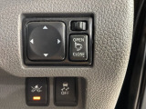 狭い駐車場で便利な電動格納ドアミラーが付いています。