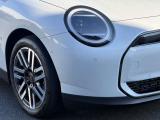 アダプティブLEDヘッドランプは、「MINIクーパー」全車に共通する標準装備のアイテム。デイタイムランニングランプは「Classic」、「Favoured」、「John Cooper Works」の3種類から、点灯形状を選択できる。