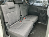 ゆったりとくつろげるシートが、同乗者を優しく包み込みます。広々とした空間で、快適な移動をサポートします。家族や友人と過ごす時間に。