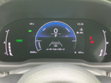 ドライバーの運転に集中できるような、わかりやすいメーターデザインです。必要な情報を明確に表示し、安全運転をサポートします。視認性が高く、見やすい表示が特徴です。