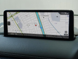マツダコネクトの10.25インチワイドセンターディスプレイです。『Android Auto』『Apple CarPlay』や独自のコネクテッドサービスに対応したインターフェイスシステムです。