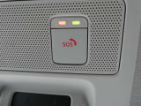 急病時や危険を感じた時、SOSコールスイッチを押すと専門のオペレータに繋がって、警察や消防への連携をサポートしてくれます。また、万が一の事故発生時には、エアバッグ展開と連動して自動通報します。