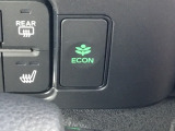 【eコンスイッチ】低燃費運転をサポートするECONモード。スイッチをONすると、エンジンやトランスミッション、A/Cなどを協調制御し、燃費の向上に貢献。エコドライブの効果を高めます。