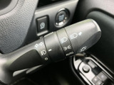 操作しやすい位置に配置され、スムーズなウインカー操作を可能にします。安全確認を怠らない、確かな操作感です。