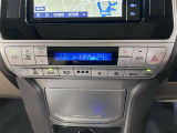 DUALスイッチを押すと運転席側と助手席側で別々に温度調節ができるエアコンです
