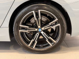 BMWの純正アロイホイールは軽量かつ強度にも優れているホイールで走行性能を引き上げる設計になっております。足元にもBMWは妥協がなくこだわっている個所になります。