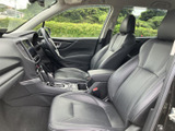 機能性とデザイン性を兼ね備えた内装。運転に集中できるシンプルな操作性も魅力です。