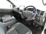 シンプルで使いやすいデザインの運転席です。
