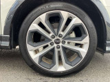 20インチ純正アルミホイール装備 全車両に標準装備の純正アルミホイールは、純正ならではのバランスの良いデザインと、走行安定性をお楽しみ頂けます。