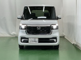LEDヘッドライトを装備しています。LEDヘッドライトはとても明るく、雨の日や夜間走行も安全・安心です。オートライトコントロール付きで周囲の明るさに応じて自動で点灯・消灯します