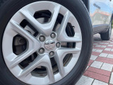 ●純正17インチアルミホイール:輸入車ならではの卓越した走りを支えるホイールと足回りです!日本車の走りに慣れている方にもぜひ体感して頂きたいほど、高いレベルでまとまっています!