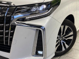 【シーケンシャルターンランプ付きLEDヘッドライト】人気の『流れるウィンカー』付きのLEDヘッドライトを装備♪高級感はもちろん、点灯時は存在感たっぷりで他車からも認識されやすく安心です。