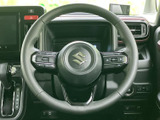 握りやすいステアリングで、正確なハンドリングを実現。運転操作を快適にし、運転の楽しさを向上させます。操作性も高く、運転に集中できます。