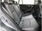 大型ボデイーのお車は『2列目シート』の座面も深めでリラックス!後ろに座られた方もドライブをお楽しみいただけそうですね♪