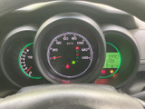 視認性の高いメーター類が、運転に必要な情報を的確に伝えます。運転状況を把握しやすく、安全運転をサポートする機能が充実しています。