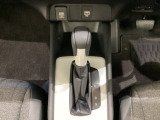 CVT車のセレクトレバーです。低速から高速まで、変速ショックのないスムーズな走りを実現するとともに、エンジン効率のよい領域を維持することで燃費にも貢献します。