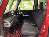 運転席からの視界は良好で、運転操作もスムーズに行えます。洗練された内装デザインにも注目です。