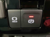 【電動パーキングブレーキ+オートブレーキホールド機能】 指先だけで簡単に操作が可能なパーキングブレーキ、スイッチを押すとブレーキペダルから足を離してもブレーキを保持できるオートブレーキホールド搭載。