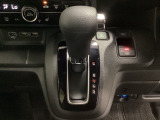 CVT車のセレクトレバーです。低速から高速まで、変速ショックのないスムーズな走りと、エンジン効率のよい領域を維持して燃費にも貢献します。サイドブレーキはスイッチ操作の電子制御パーキングブレーキです。