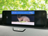 停車中には、テレビや動画コンテンツをお楽しみいただけます。長距離移動にも、待ち時間にも、エンターテイメントをご提供します。