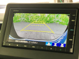 駐車時の安全性を高めるバックモニター。ガイドライン表示で、狭い場所でも安心して後退できます。視認性の高い画面が特徴です。