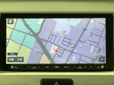 見やすい地図表示で、運転中でも目的地をしっかり確認できます。渋滞情報も確認できるので、快適なドライブをサポートします。
