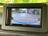 駐車時の安全性を高めるバックモニター。ガイドライン表示で、狭い場所でも安心して駐車操作を行えます。