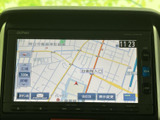 見やすい地図画面は、運転中のナビゲーションをサポート。スムーズな目的地への到着を支援します。