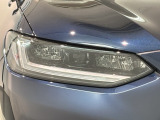 LEDヘッドライトは、点灯の瞬間から最大光量を発揮し、突然暗くなるトンネルなどでの安定感を高めます。