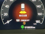 パーキングセンサーシステムは走行中に障害物が迫ると音と表示でお知らせ、低速走行時時の安心感を高めます