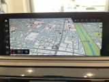 BMWのナビゲーションは操作性も良く、詳細な地図情報と交通状況を見やすく表示し、快適なドライビングをサポートしながら目的地までナビゲートします