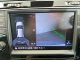 ギアをリバースに入れると車両後方の映像を映し出します。画面にはガイドラインが表