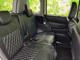 ゆったりと座れる後席空間。長距離移動でも快適に過ごせるのが魅力です。家族や友人と共に、楽しいドライブを。
